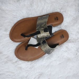NWT Cute faux Snake skin sandals size 8